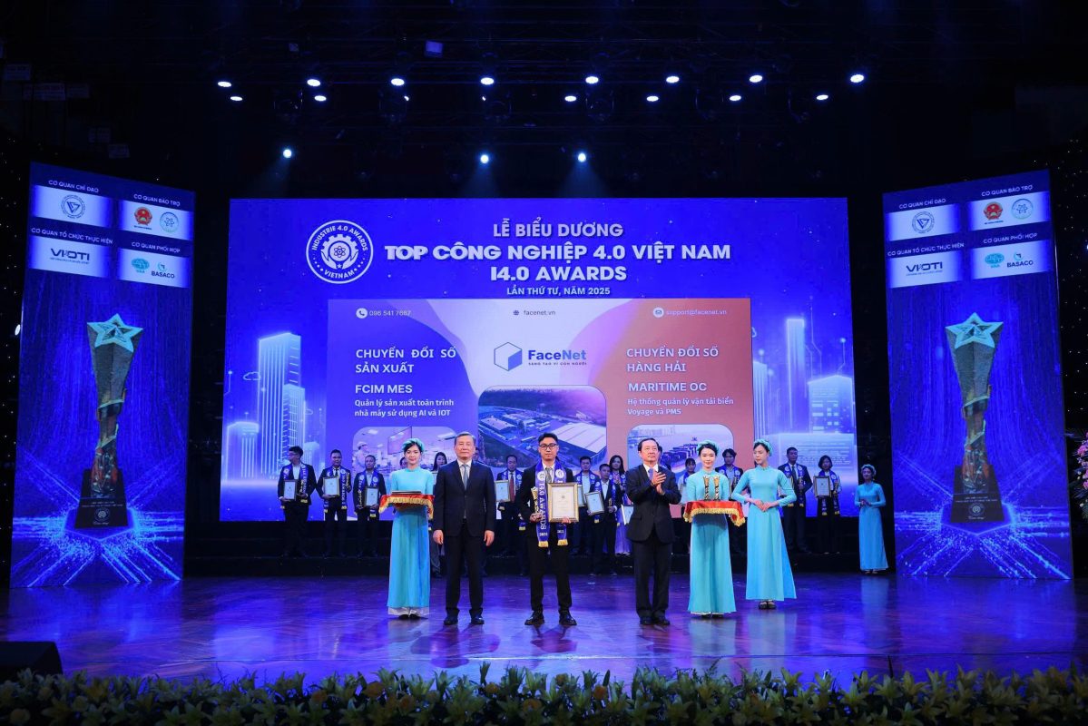 Đại diện FaceNet nhận Cup và Bằng khen Maritime OC tại Lễ trao giải I4.0 Awards 2025
