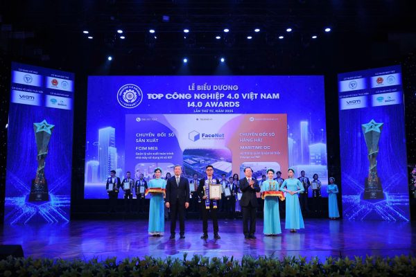 Đại diện FaceNet nhận Cup và Bằng khen tại Lễ trao giải I4.0 Awards 2025